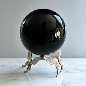 Butterfly sphere holder